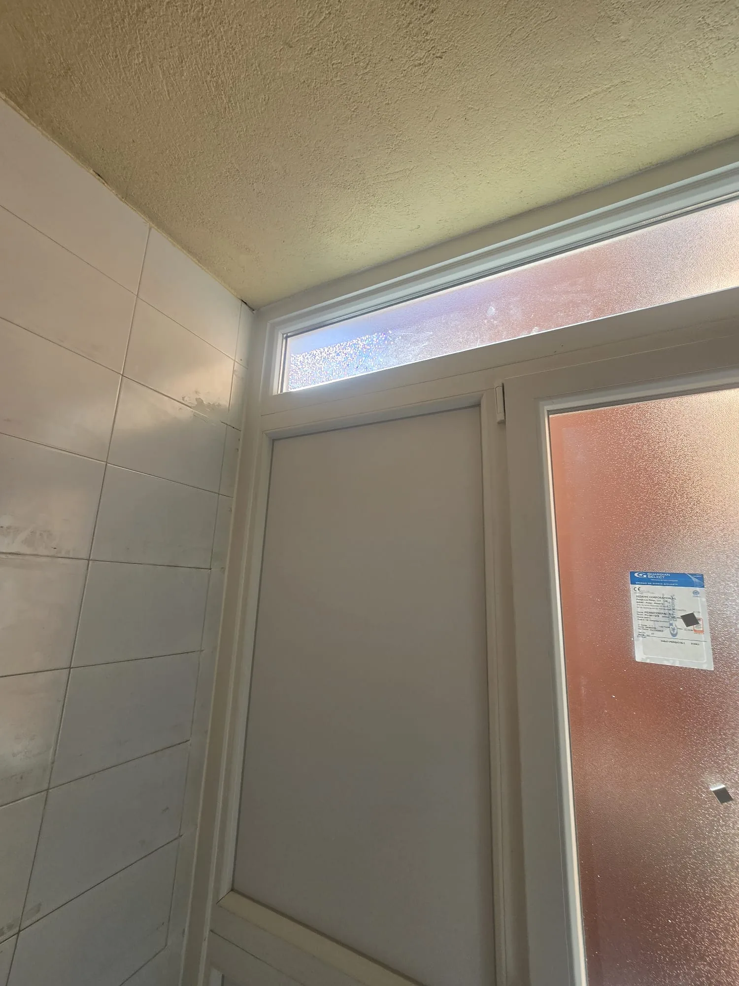 Cerramiento de balcón y ventana en aluminio blanco en Madrid - CERRAMIENTO 2